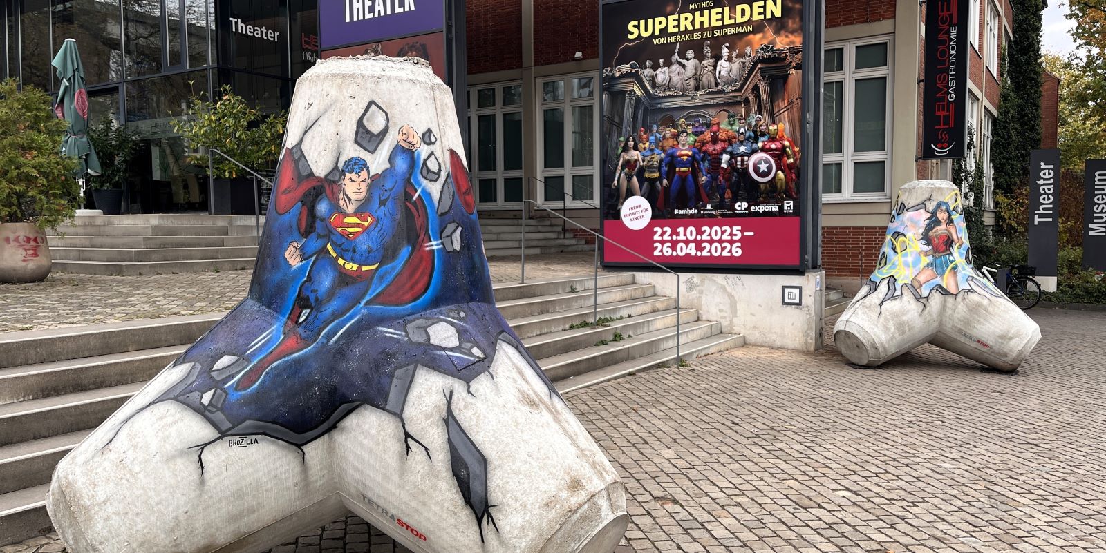 Mythos Superhelden: Tonnenschwere Marketing-Aktion vor dem Museum