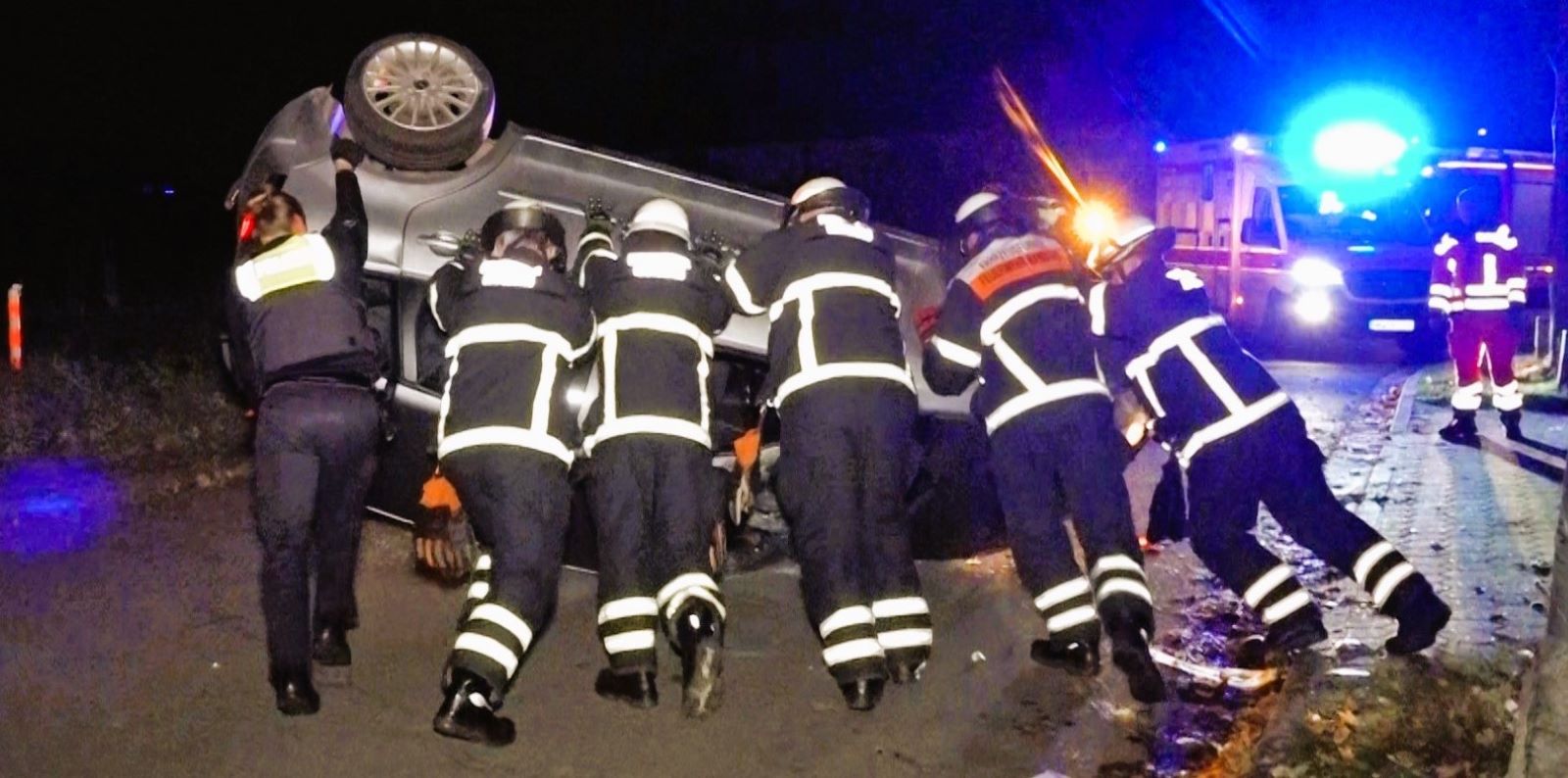 Unfall in Sinstorf: Fahrer schläft am Steuer ein – Auto landet auf dem Dach