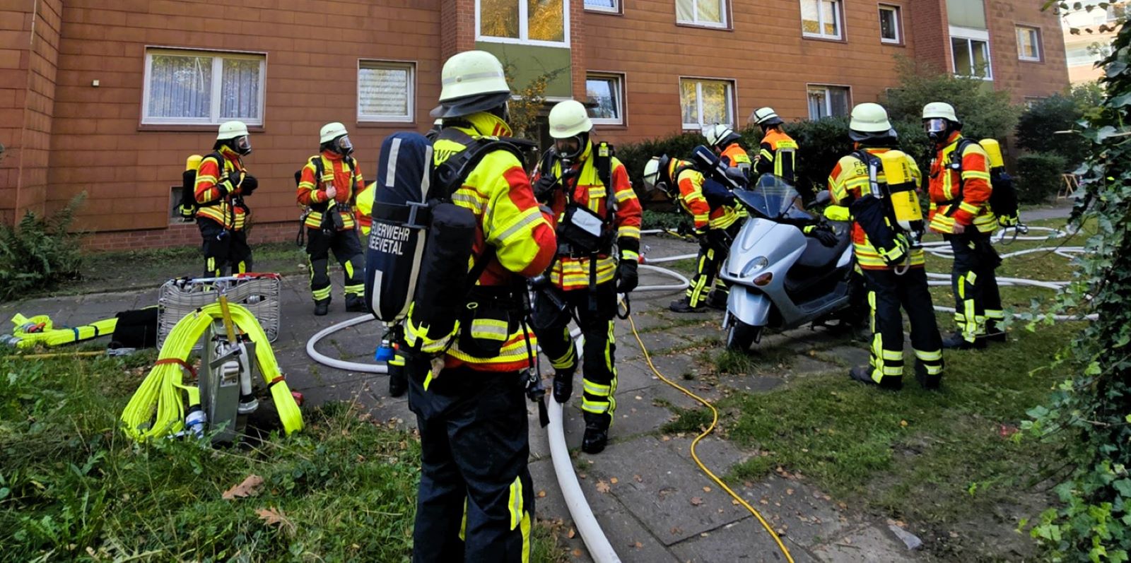 Kellerbrand in Mehrfamilienhaus: Feuerwehr rettet elf Menschen in Maschen