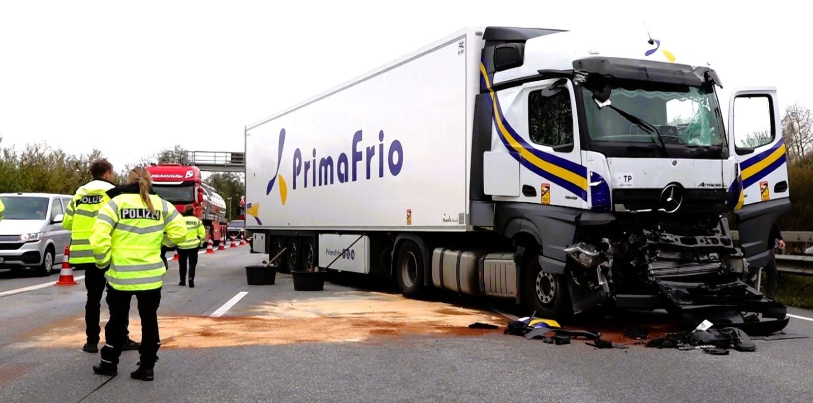 Schwerer Lkw-Unfall auf der A1: Drei Sattelzüge krachen ineinander – Fahrerin verletzt