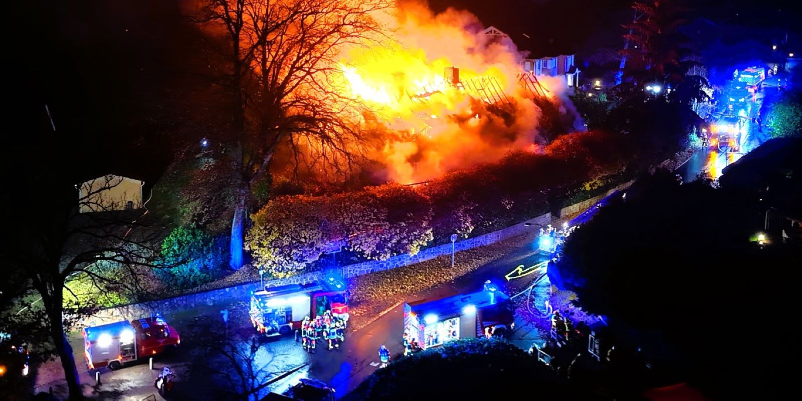 Feuer-Inferno in Emmelndorf: Reetdachhaus lichterloh in Flammen