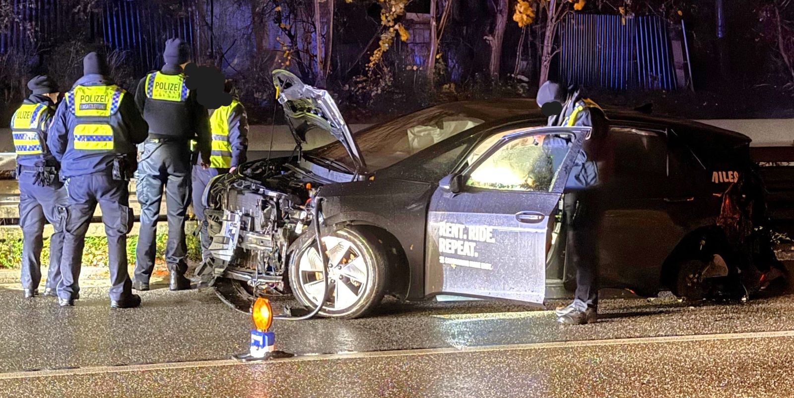 Mit Mietwagen in die Leitplanke: Unfall nach starkem Regen auf der B75