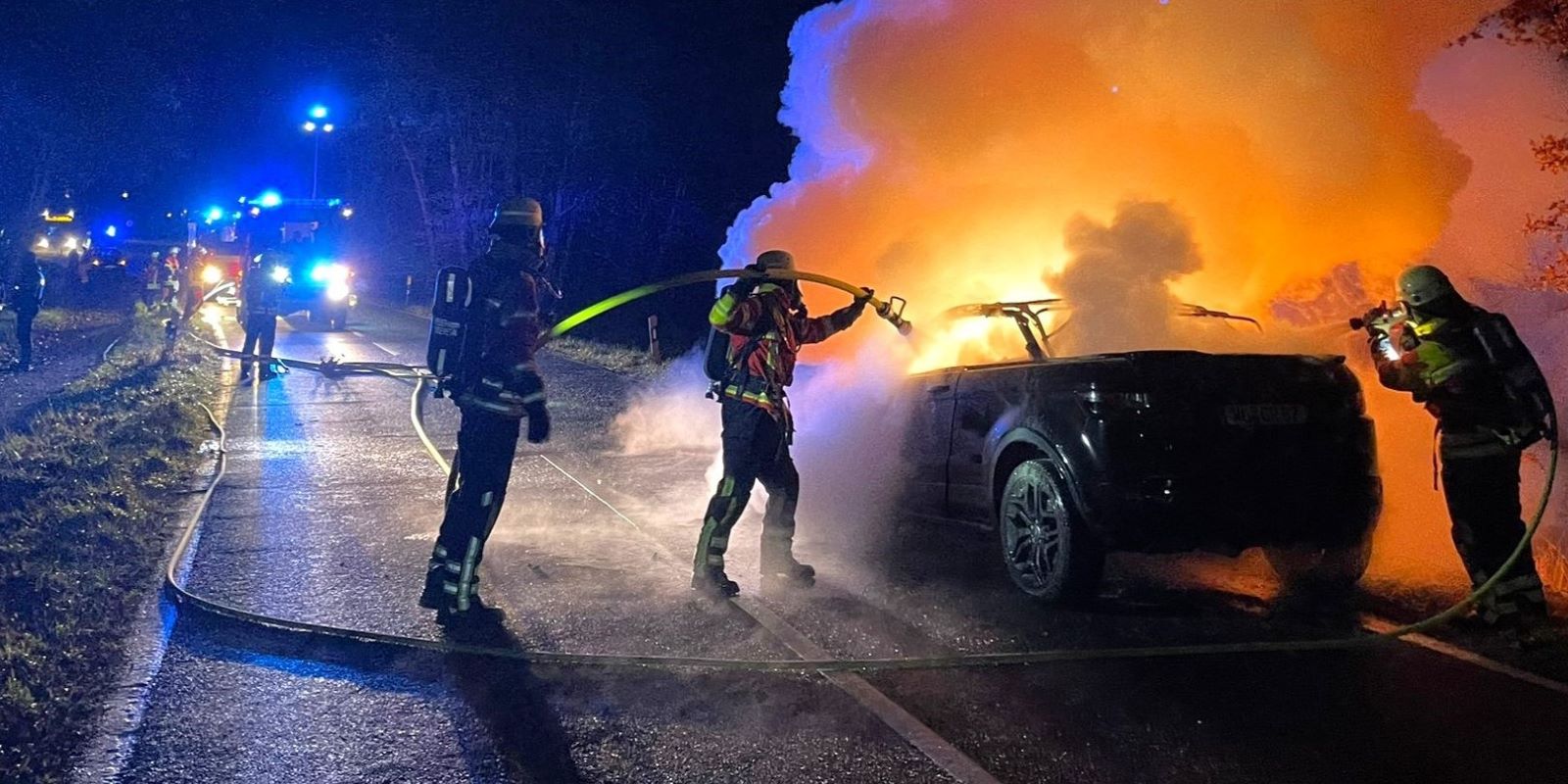 Cabrio auf Horster Landstraße in Flammen: Einsatz für die Feuerwehr Maschen