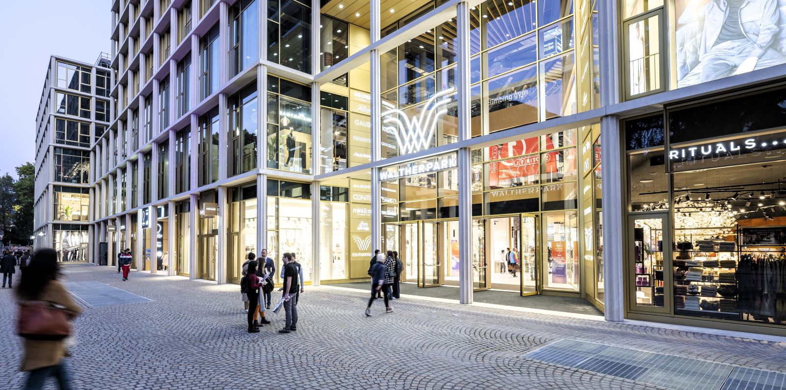 Der WaltherPark ist das neue pulsierende Herz von Bozen: Der WaltherPark ist das Quartier, in dem Shopping, Genuss, Wohlbefinden und Natur aufeinandertreffen.Foto: IDM Südtirol 