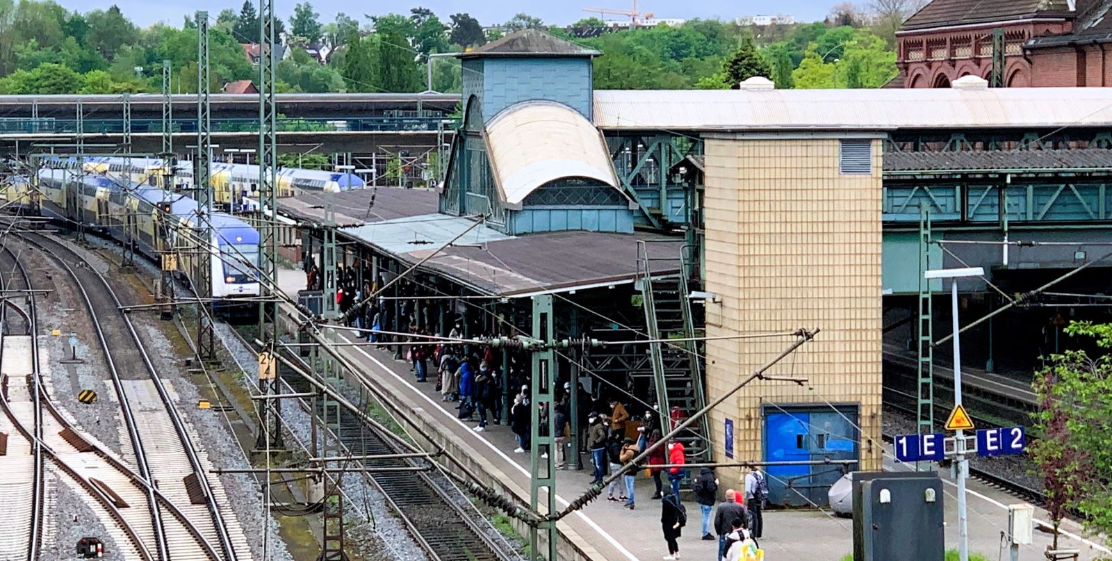 Sexuelle Belästigung: Mann entkleidet sich im fahrenden Zug – Festnahme in Harburg