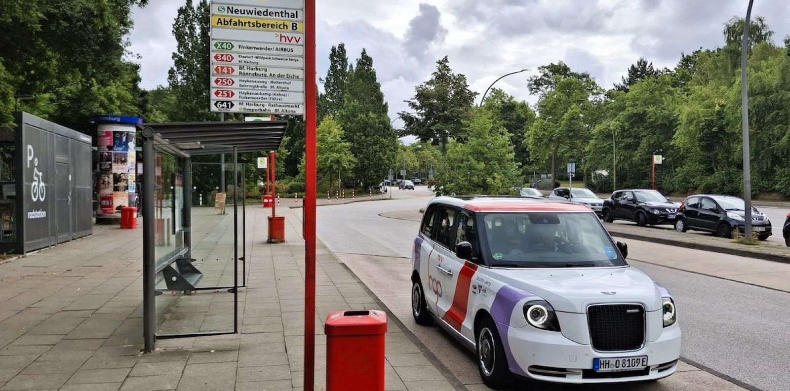 Fahrgäste des On-Demand-Service hvv hop in Harburg können sich freuen: Der Dienst wird bald auch in Süderelbe, hier am S-Bahnhof Neuwiedenthal, angeboten. Foto: VHH-Mobility Fahrgäste des On-Demand-Service hvv hop in Harburg können sich freuen: Der Dienst wird bald auch in Süderelbe angeboten. Foto: VHH-Mobility