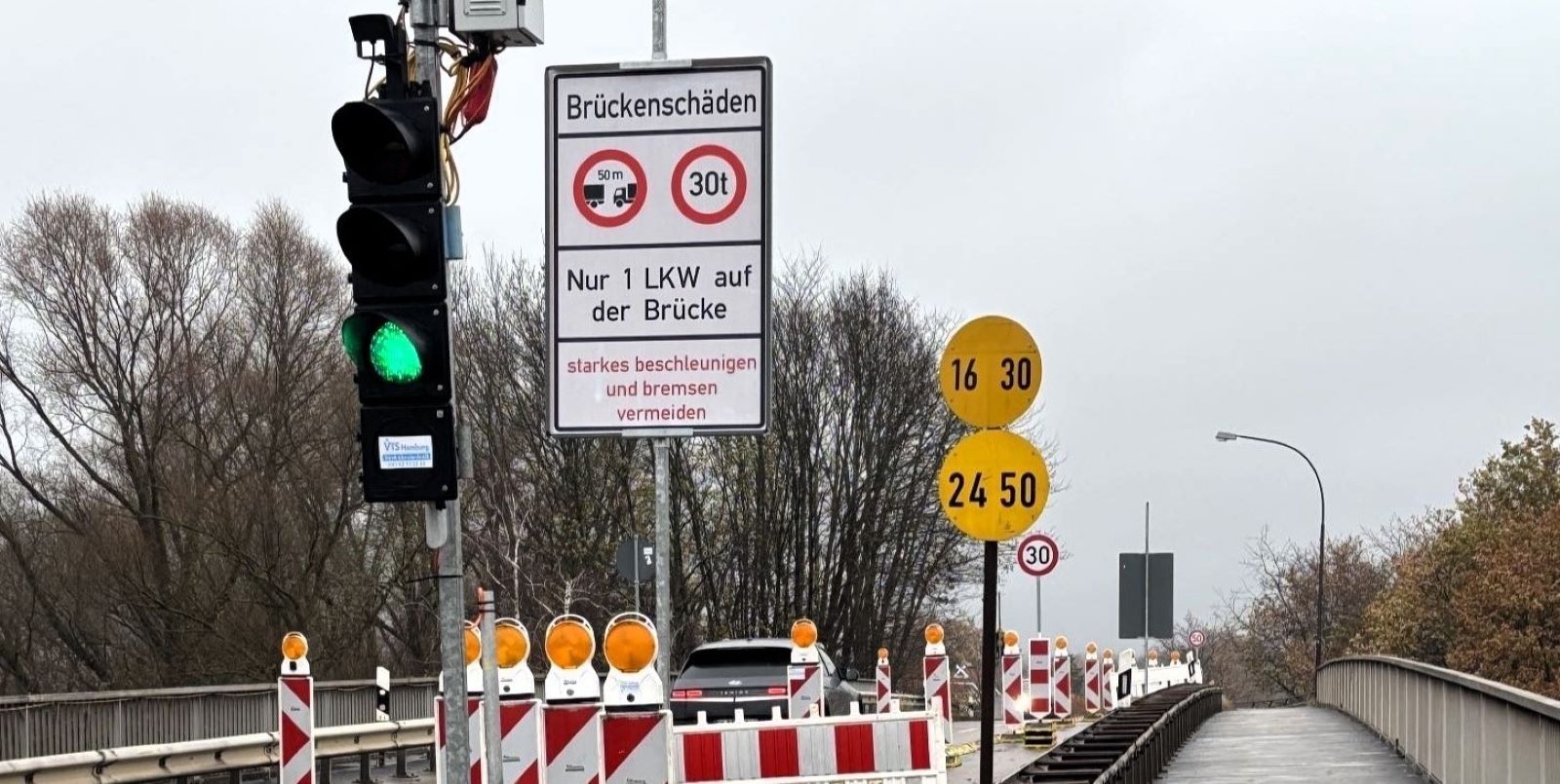 Die Bahnbrücke Stelle auf der K22 ist ab sofort wieder eingeschränkt befahrbar