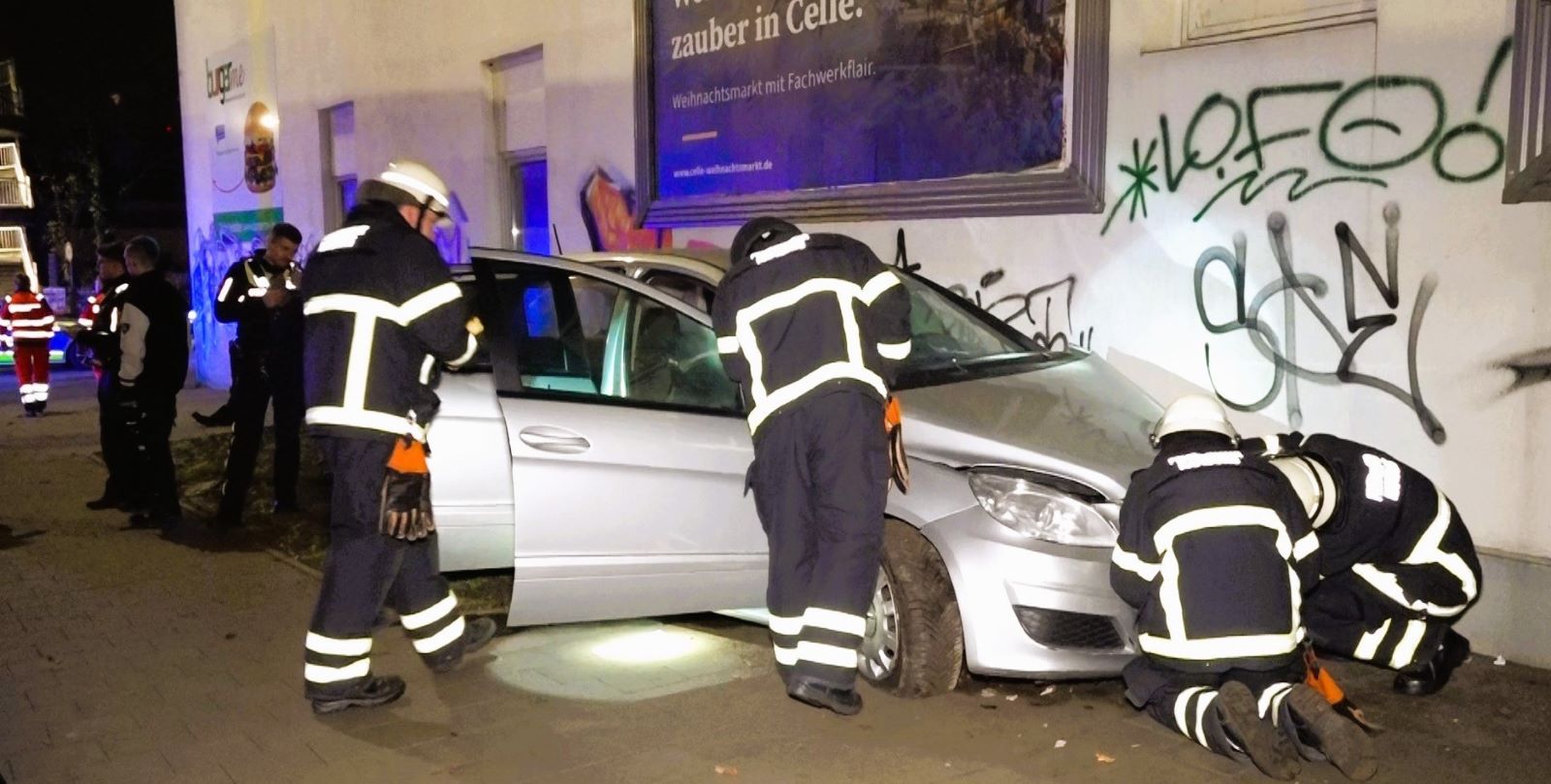 Alkoholverdacht: Autofahrer rast gegen Hauswand in Harburg