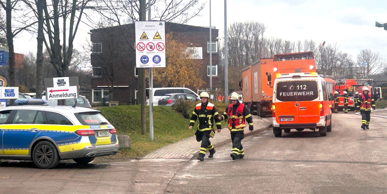 Chemische Reaktion: Brand in Lagerhalle sorgt für doppelten Feuerwehr-Einsatz