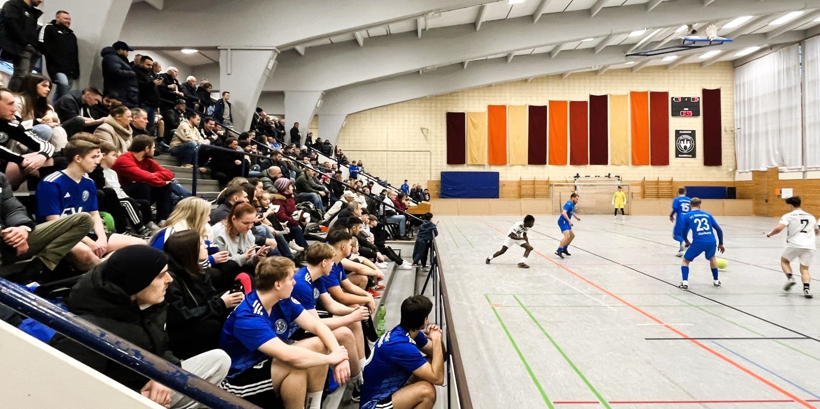 Budenzauber in der Kersche: Am Wochenende wird beim Harburger Hallencup gekickt. Foto: Christian Bittcher
