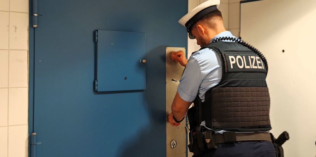 Erneut musste die Bundespolizei einen hilflosen Mann im Bahnhof Harburg in Schutzgewahrsam nehmen. Foto: Bundespolizei Erneut musste die Bundespolizei einen hilflosen Mann im Bahnhof Harburg in Schutzgewahrsam nehmen.