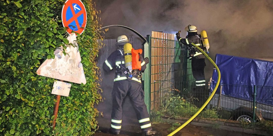 Feuer im Schrebergarten: Feuerwehr rettet Gartenlaube nach Mülltonnenbrand