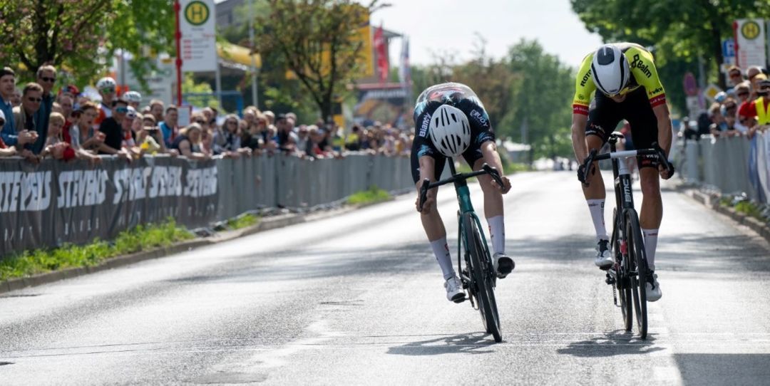 elix Dierking (links) gewinnt denkbar knapp den 32.Großen Preis von Buchholz 2024 vor dem Vorarlberger Jon Knolle. (Foto: M. Richter / Blau-Weiss Buchholz)