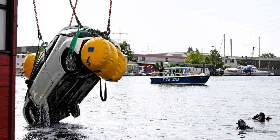 Toyota rollt ins Hafenbecken: Einsatz für den Kran der Feuerwehr im Binnenhafen