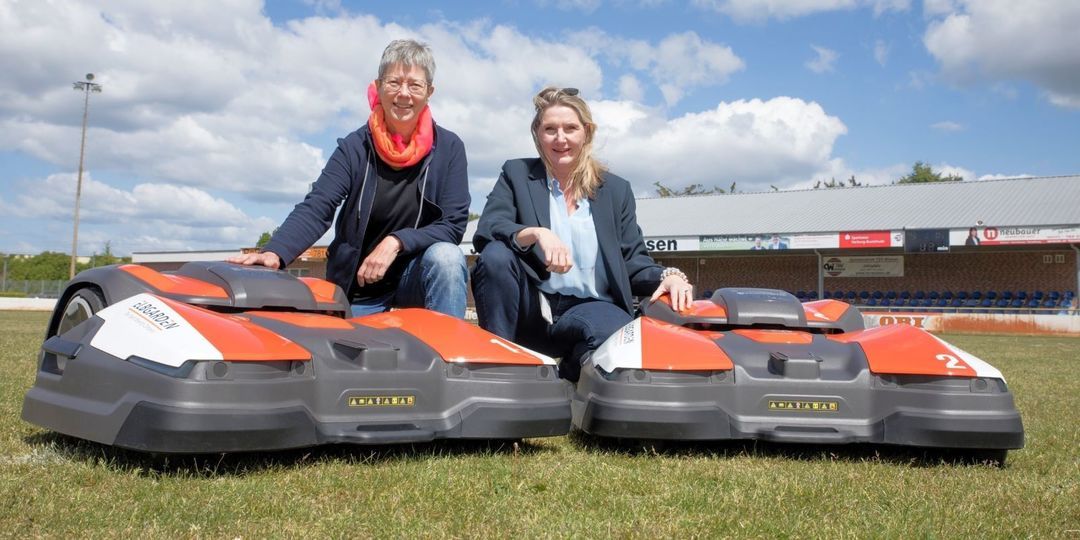 Neue Mähroboter für den Sportplatz des TSV Winsen: Sparkasse spendet 5.000 Euro