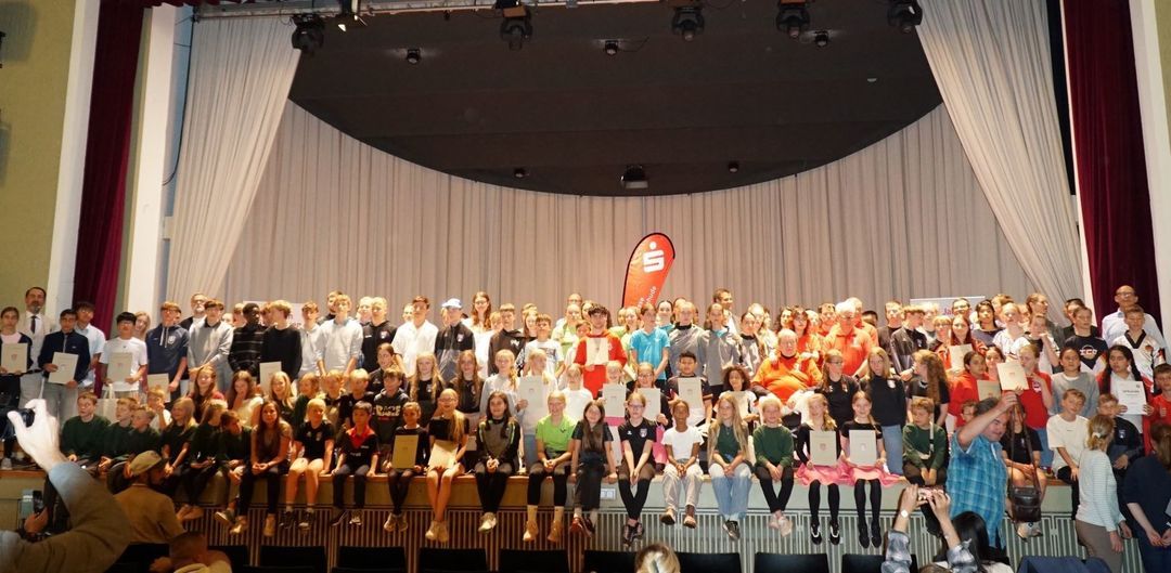 Die geehrten Sportler beim Gruppenfoto auf der Bühne der Friedrich-Ebert-Halle. Foto: BA Harburg