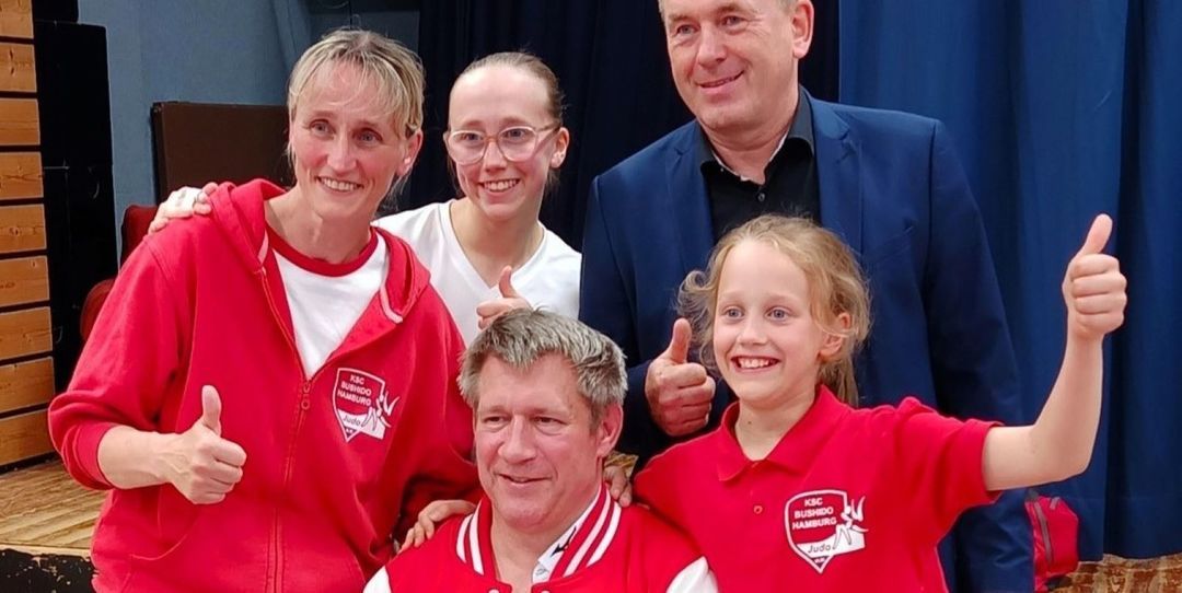 Sichtlich bewegt nahm Raimund Geerdts die Ehrung in Begleitung seiner Frau,  Bianca, und seiner beiden stolzen Töchter, Linda und Jenna, entgegen.  Übergeben wurde die Urkunde von Michael Scholz. Foto: pr