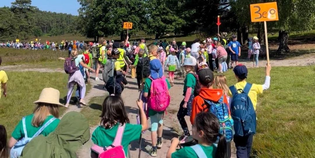 Schule Alte Forst: Wandertag durch die Heide mit 650 Kindern zum 60. Geburtstag