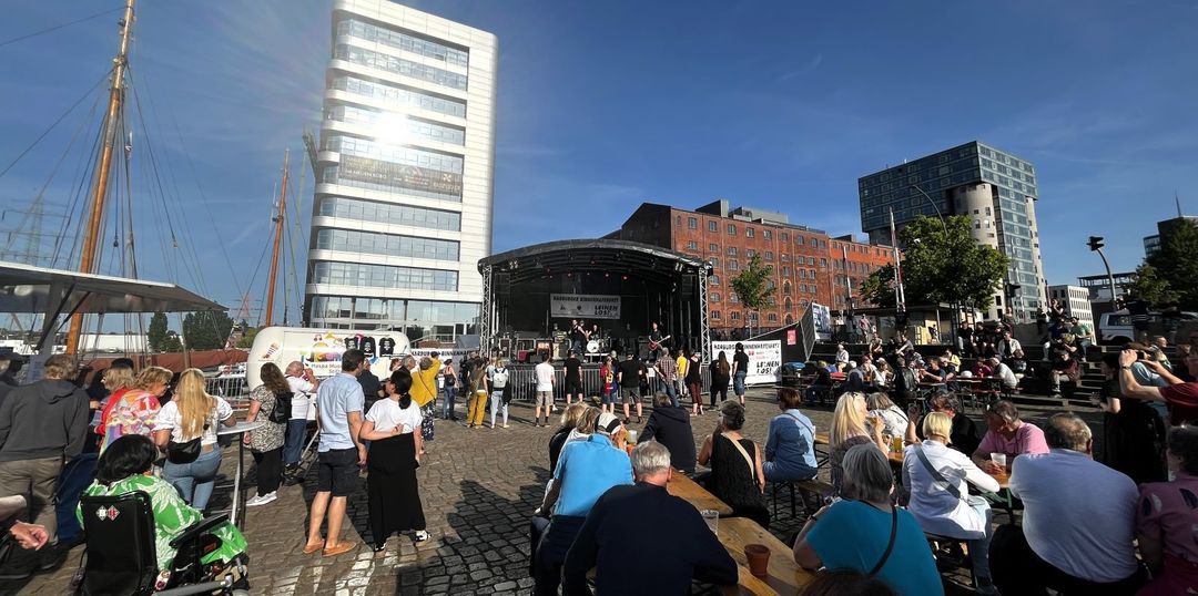 Sonne, Drinks und Rockmusik: Gelungener Start fürs Binnenhafenfest