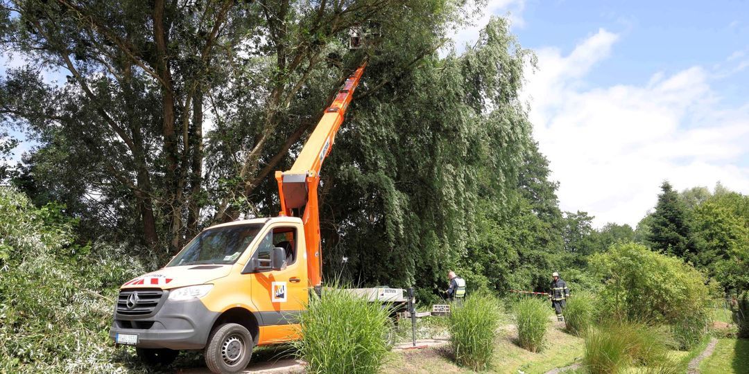 Rettungseinsatz in 12 Metern Höhe: Person in Hubsteiger eingeschlossen