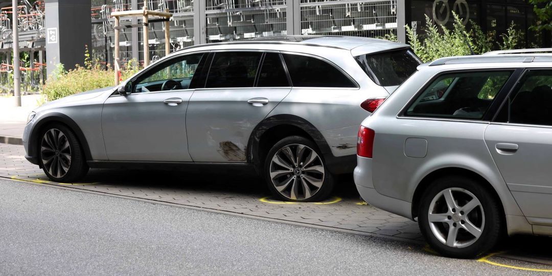 Audi-Fahrer will Radfahrer ausweichen und verletzt Autofahrerin