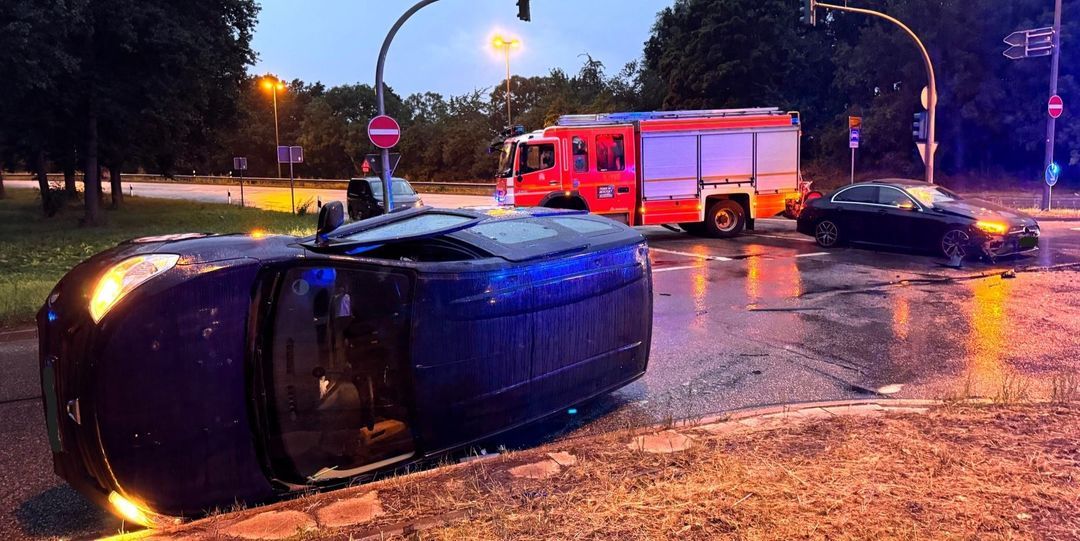 Unfall auf regennasser Straße: Dacia Logan kippt nach Kollision auf die Seite