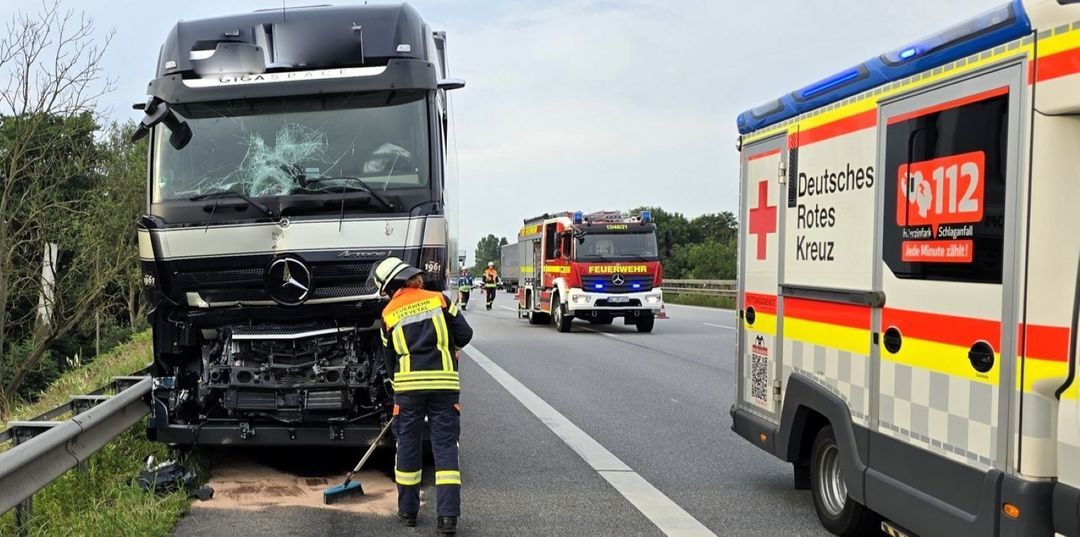 Schwerer Lkw-Unfall auf der A1: Drei Sattelzüge krachen zusammen