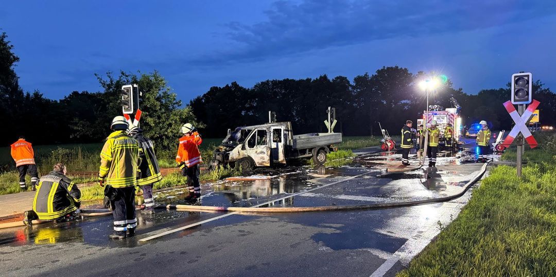 Großeinsatz für die Feuerwehr in Winsen: Transporter brennt auf Bahnübergang