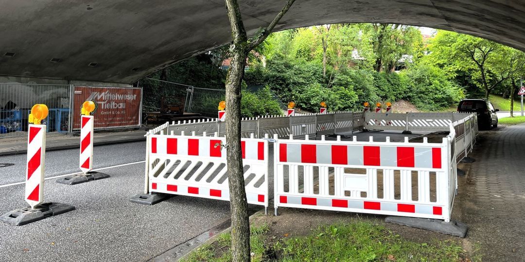 Wasserrohrbruch unterhalb der B-75-Brücke: Marmstorfer Weg bleibt länger einspurig