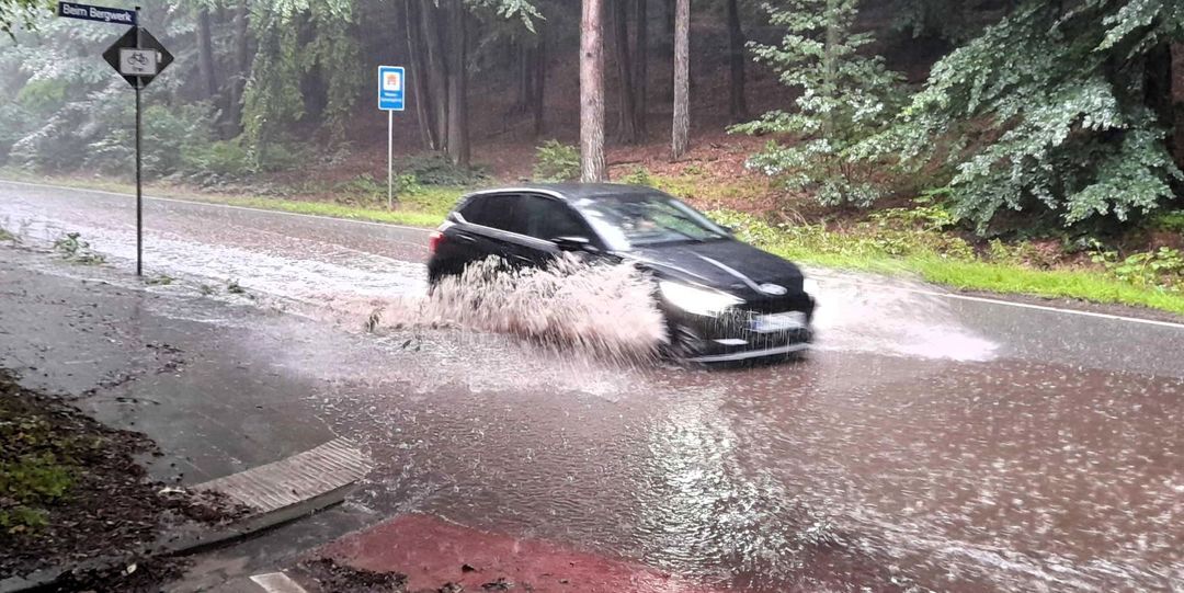 „Land unter“ in Harburg: Ehestorfer Heuweg förmlich abgesoffen