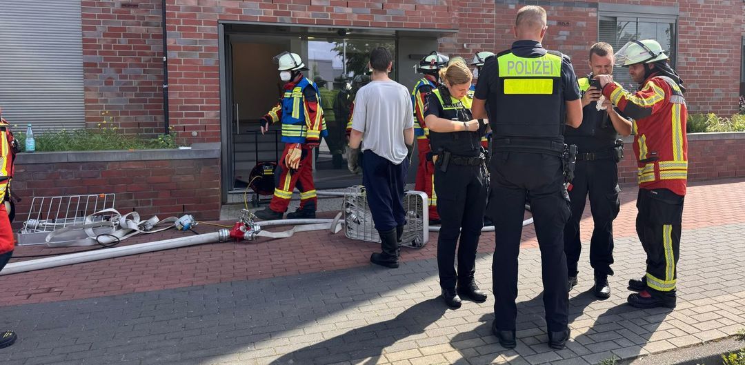 Branddrama in Neu Wulmstorf: Frau löst Großeinsatz der Feuerwehr aus