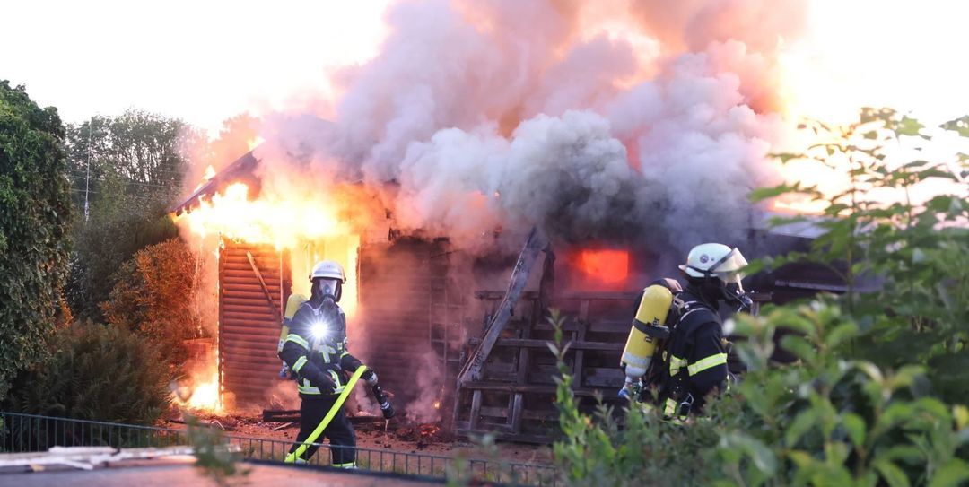 Gartenglück in Flammen: Großer Feuerwehr-Einsatz in Kleingartenverein