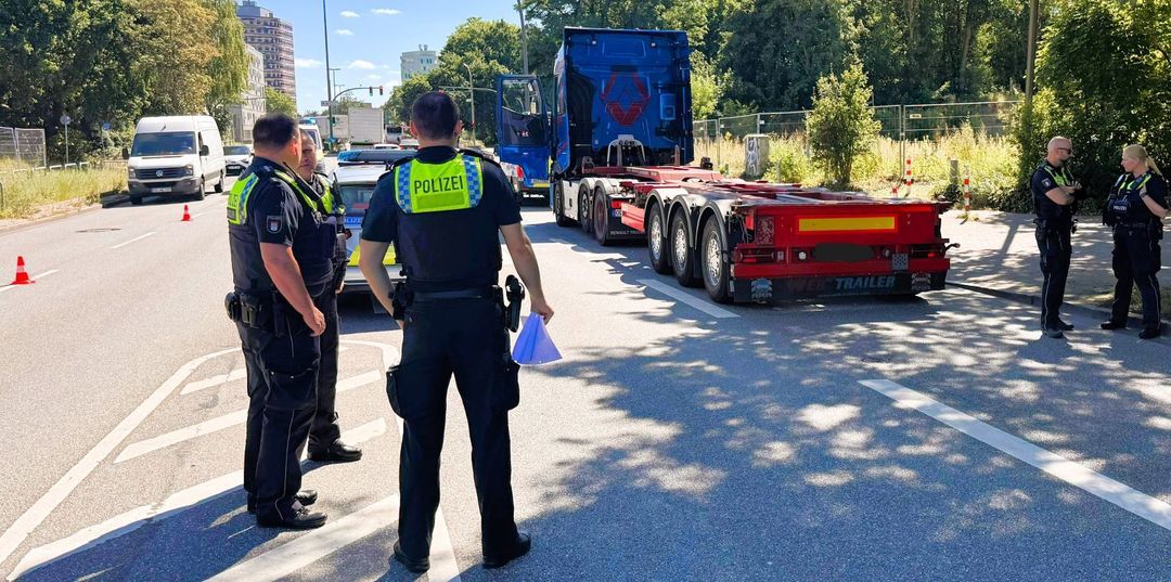 Unfall vor dem Ortsamt Wilhelmsburg: Fußgängerin von Sattelschlepper erfasst