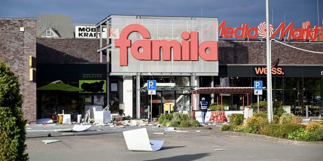 Explosion in Buchholz: Unbekannte sprengen Imbissbude vor Famila-Markt