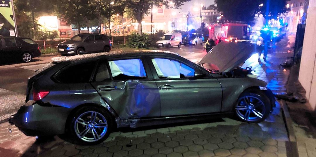 Mit Vollgas gegen die Hauswand: 19-Jähriger verliert die Kontrolle über seinen BMW