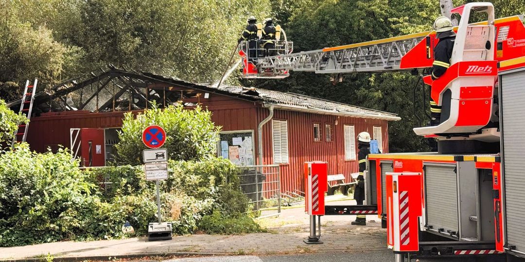 Großeinsatz in Neuenfelde: „Rote Hütte“ der DRK-Jugendarbeit abgebrannt