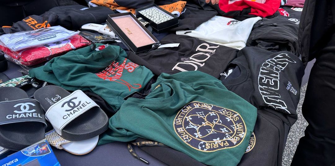 Armani und Dior: Flohmarkt in Harburg entpuppt sich erneut als Fälscher-Treff