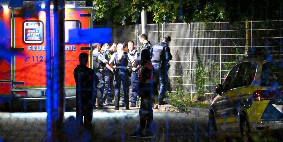 Junge Frau auf den Gleisen: Großeinsatz und Streckensperrung in Harburg