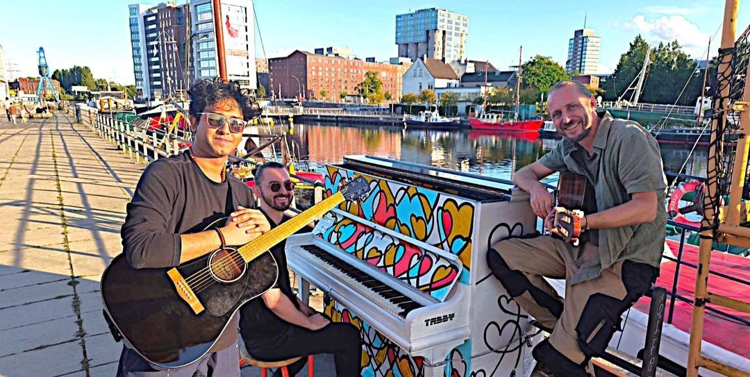 Spontane Jam-Sessions am Klavier: Thomas, Luca und Jakob begeistern