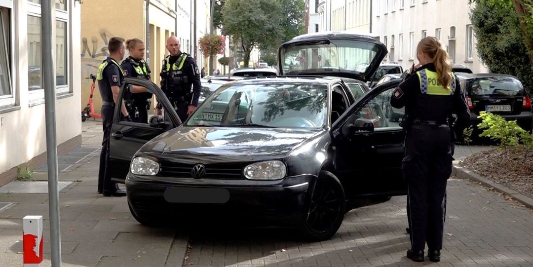 Flucht vor der Polizei-Kontrolle: Golf-Fahrer gibt Gas und rast ins Phoenix-Viertel