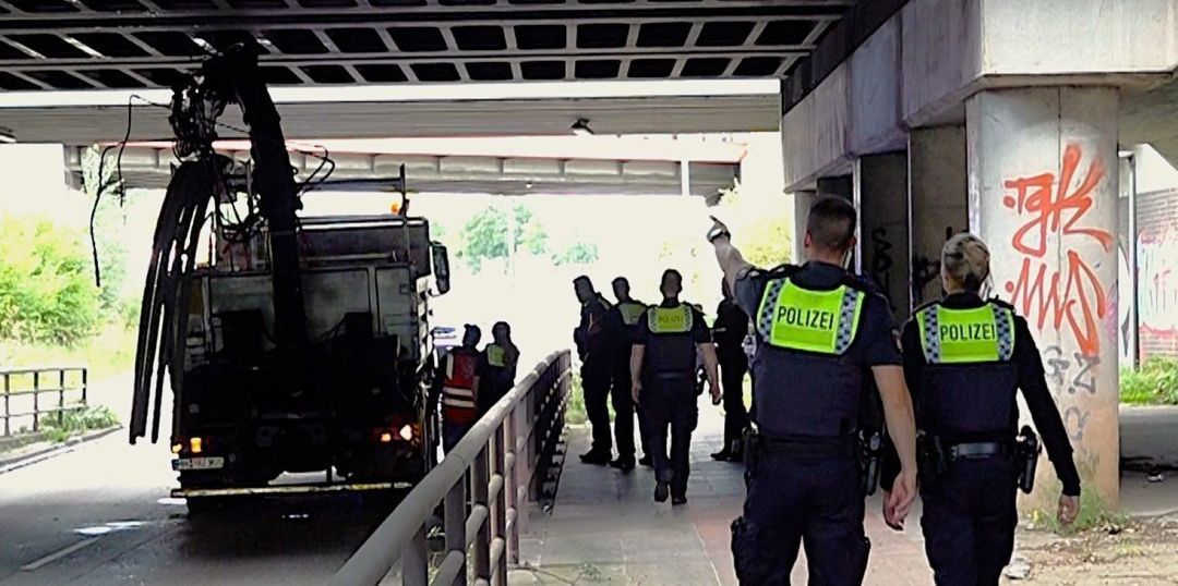 Bahnverkehr eingestellt: Kran kollidiert mit Eisenbahnbrücke in Wilhelmsburg