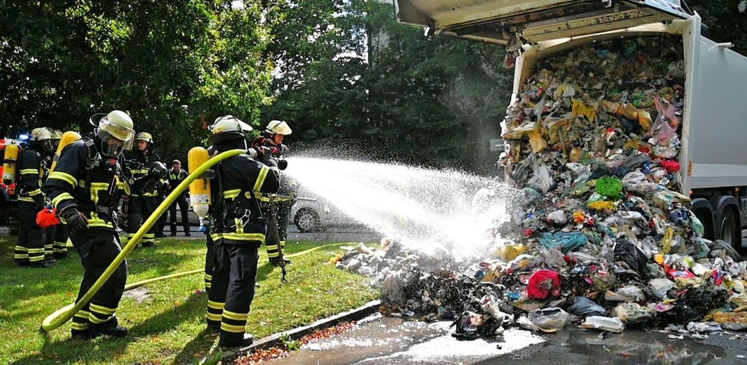 Batterie entzündet Abfall-Ladung: Müllwagen steht in Heimfeld in Flammen