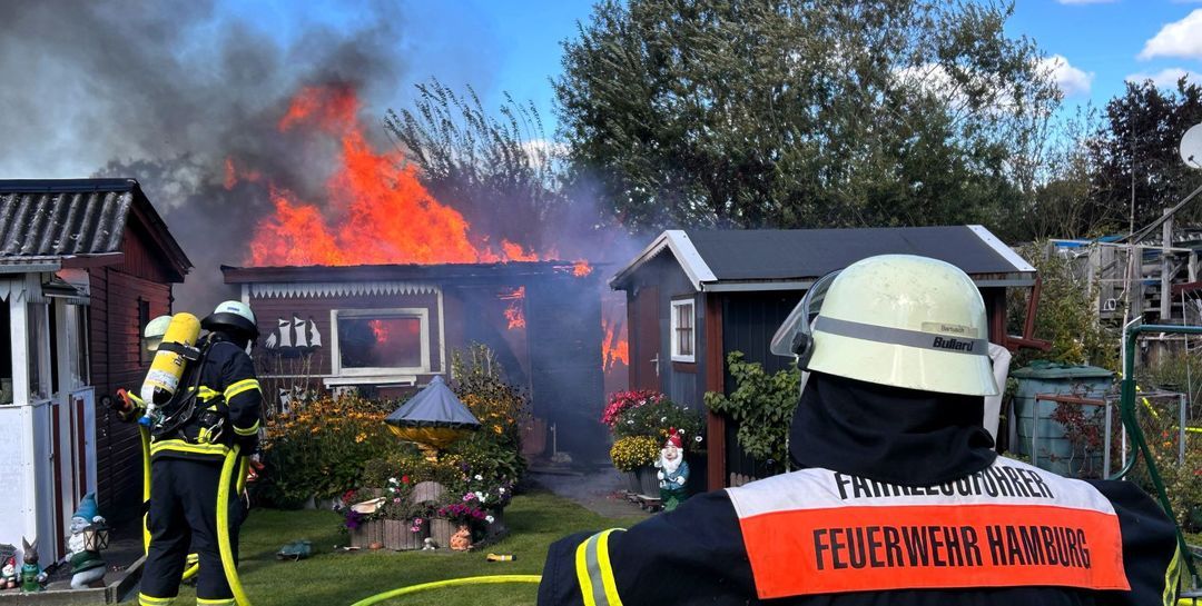 Schwieriger Einsatz für die Feuerwehr: Drei Gartenlauben Am Radeland abgebrannt