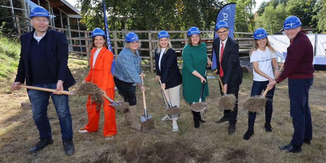 Erster Spatenstich am Midsommerland: Baustart für die neue Schwimhalle