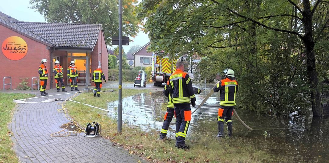 Wasserrohrbruch überflutet Kita-Gelände: Einsatz für die Feuerwehr Maschen