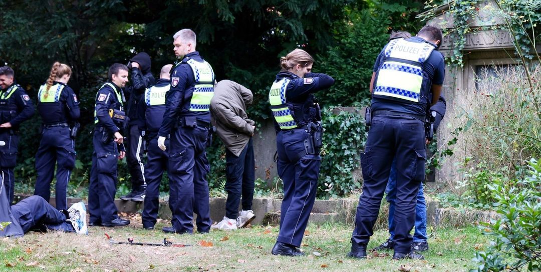 Drogen in Erdlöchern: Großeinsatz auf dem Alten Harburger Friedhof 