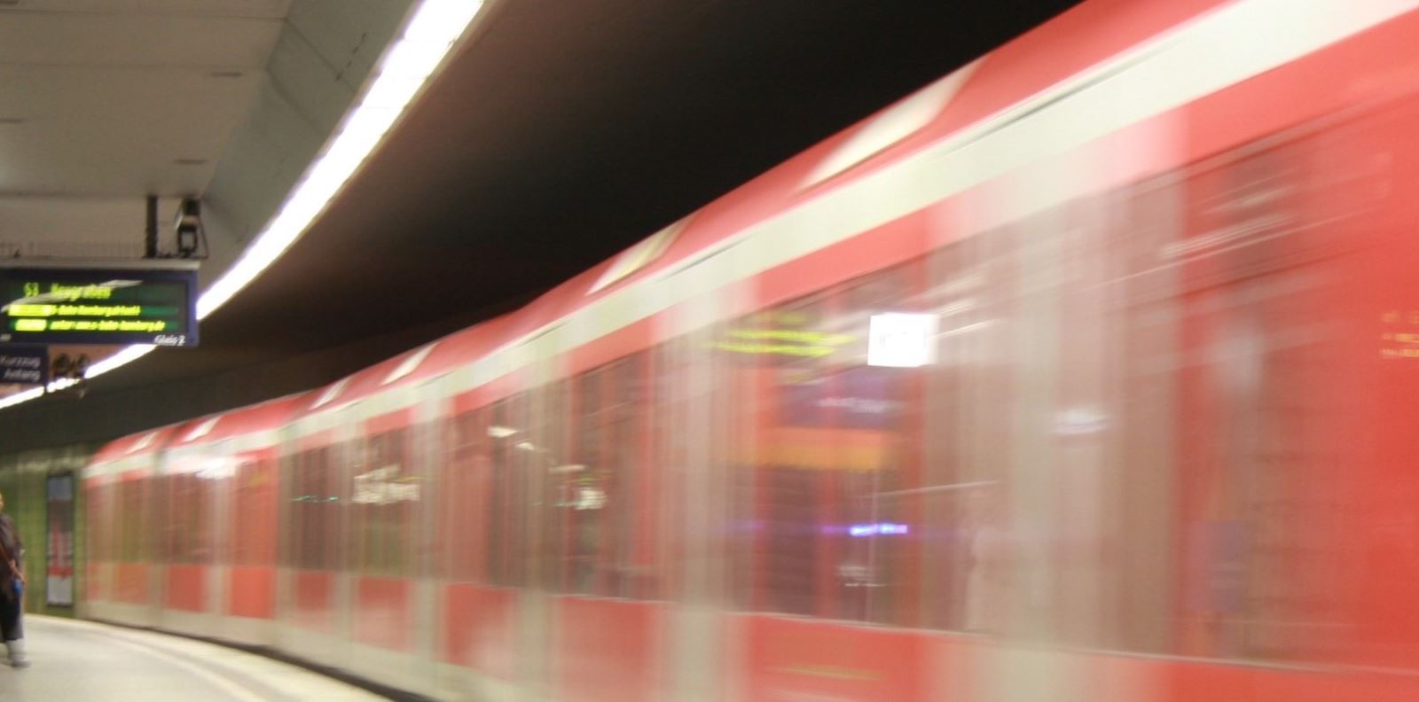 Körperverletzung in der S-Bahn: Mit Tretroller geworfen und Fahrgäste belästigt