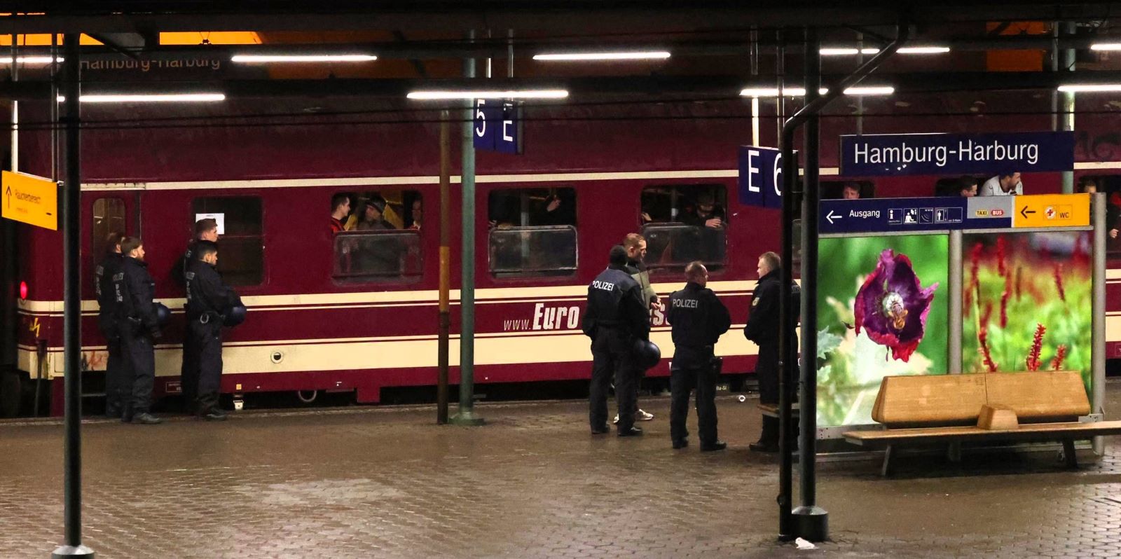 Nach HSV-Absage: Zug mit 700 Leverkusen-Fans „strandet“ am Bahnhof Harburg