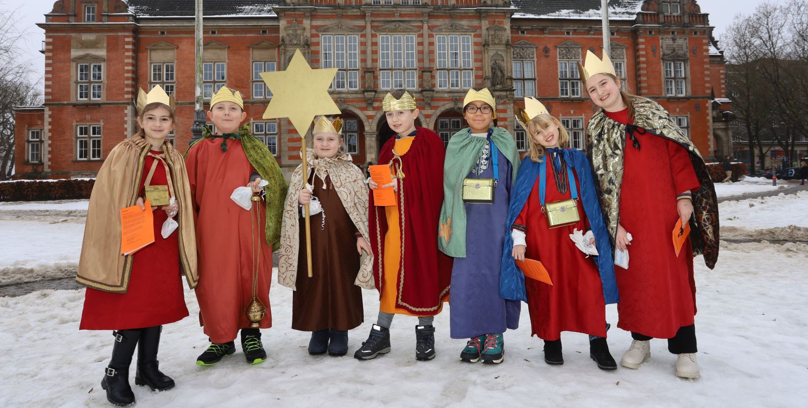 „Christus segne dieses Haus“: Sternsinger zu Gast im Harburger Rathaus