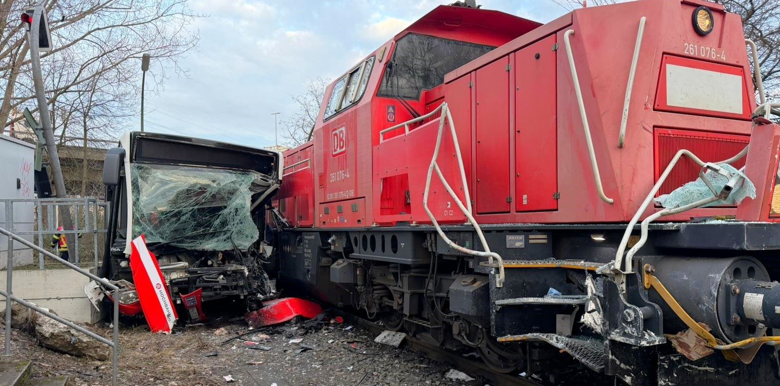 Hafenbahn kollidiert mit Linienbus: Ein Toter, mehrere Verletzte